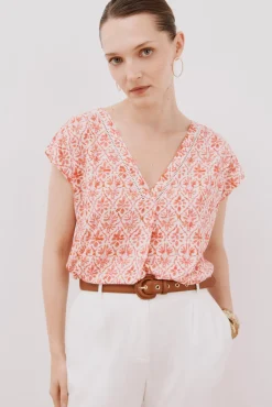 Camiseta bico com detalhe de renda