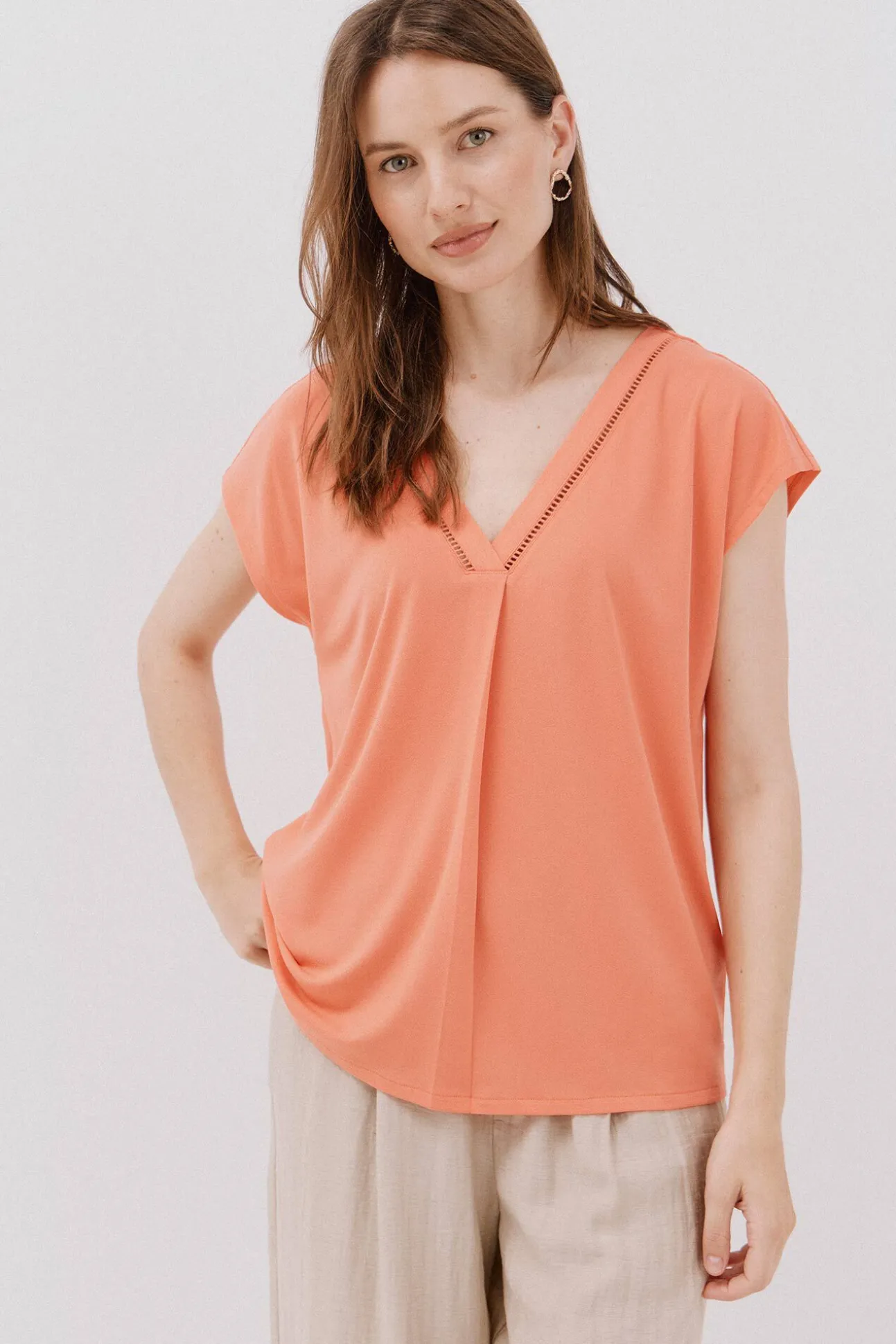 Camiseta bico com detalhe de renda
