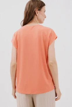 Camiseta bico com detalhe de renda