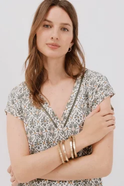 Camiseta bico com detalhe de renda