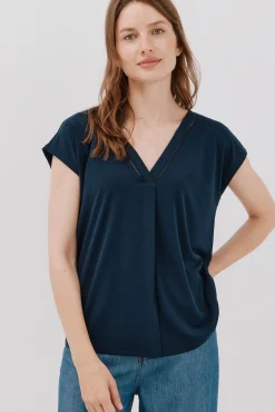 Camiseta bico com detalhe de renda