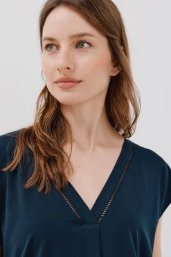 Camiseta bico com detalhe de renda