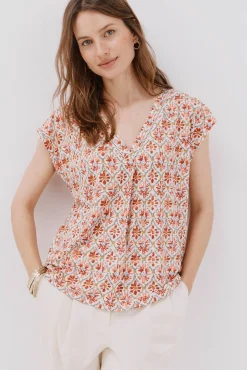 Camiseta bico com detalhe de renda
