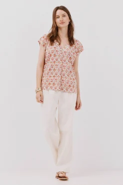 Camiseta bico com detalhe de renda