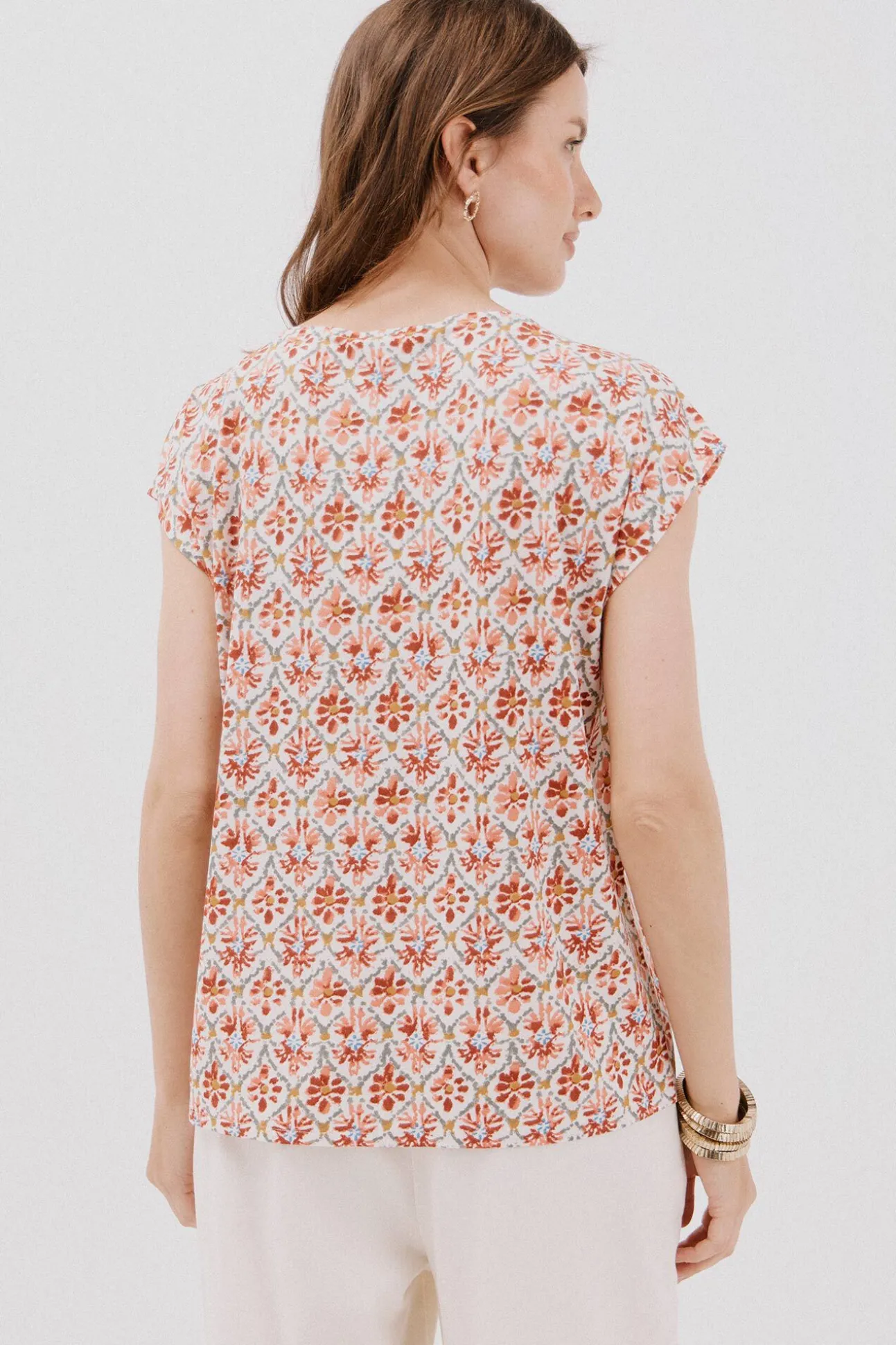 Camiseta bico com detalhe de renda