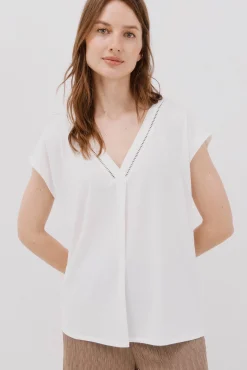 Camiseta bico com detalhe de renda