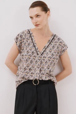 Camiseta bico com detalhe de renda