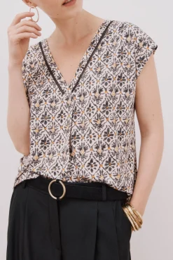 Camiseta bico com detalhe de renda