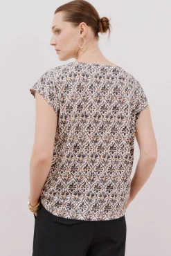 Camiseta bico com detalhe de renda