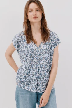 Camiseta bico com detalhe de renda