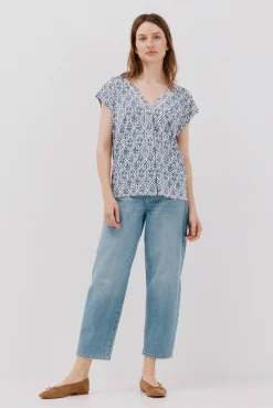 Camiseta bico com detalhe de renda