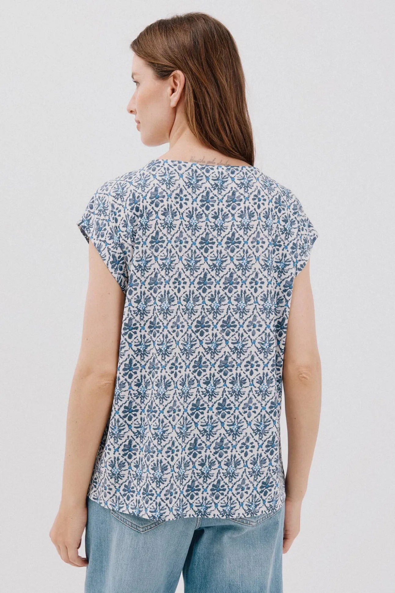 Camiseta bico com detalhe de renda