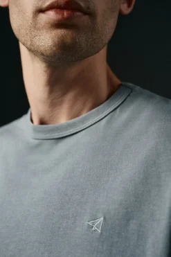 Camiseta básica com bordado de avião