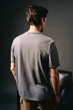 Camiseta básica com bordado de avião