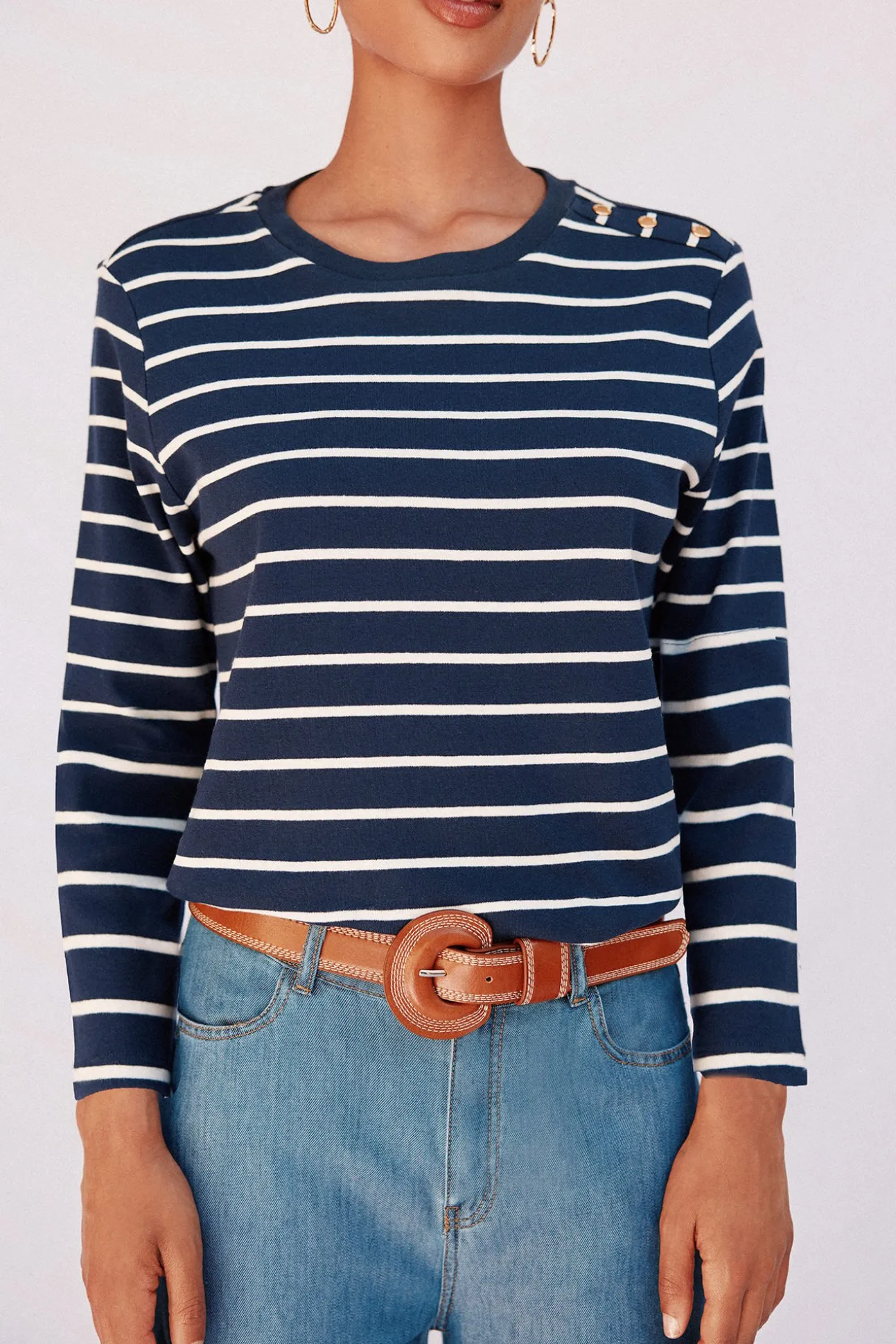 Camiseta básica com botões dourados