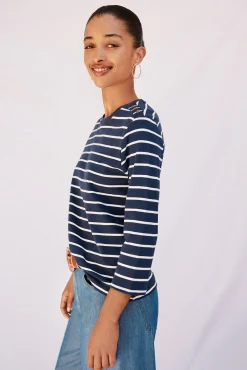 Camiseta básica com botões dourados