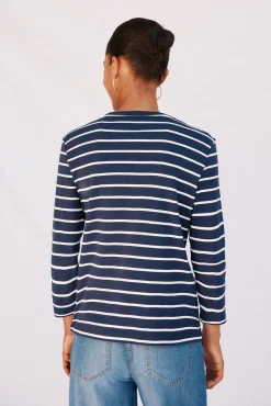 Camiseta básica com botões dourados