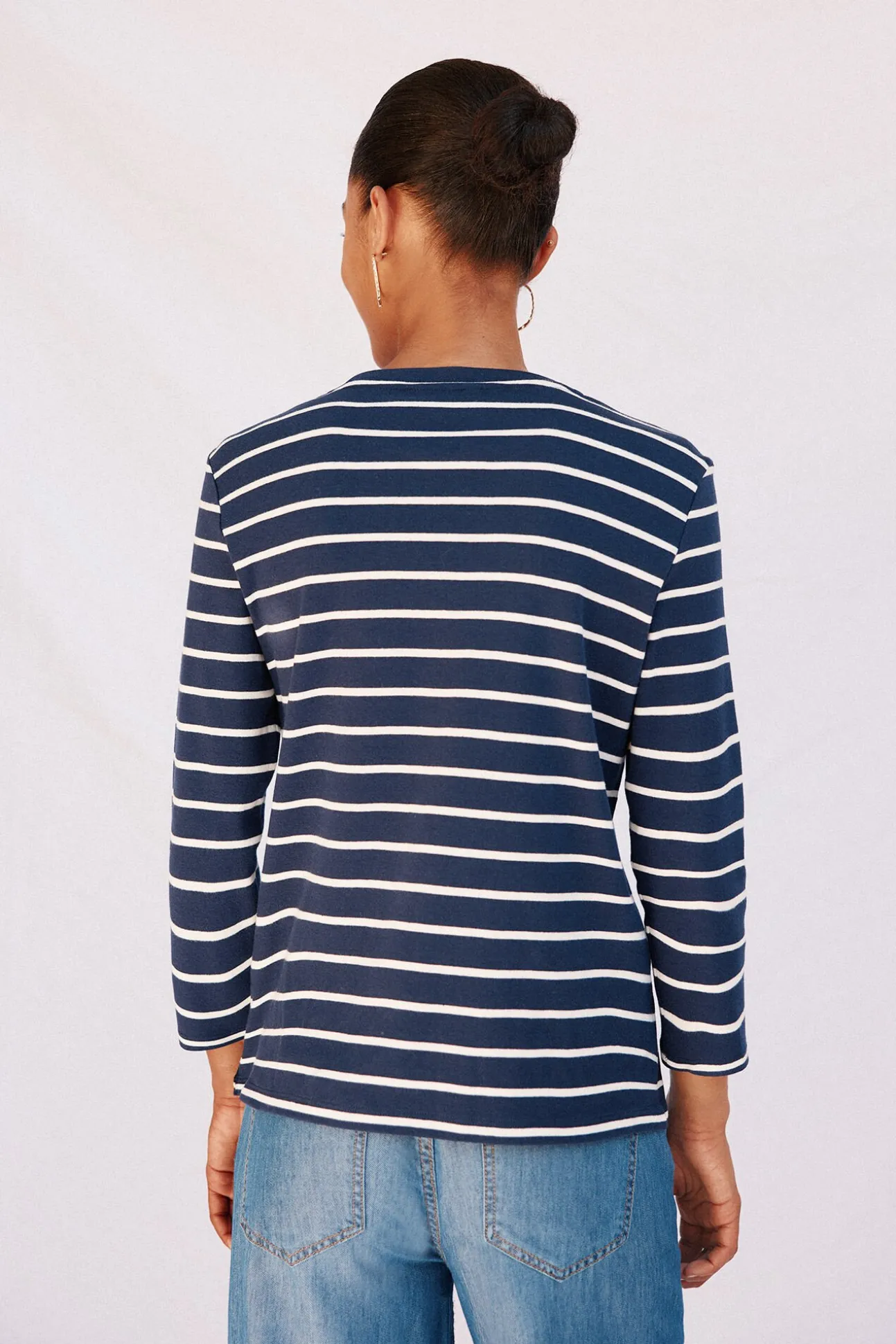 Camiseta básica com botões dourados