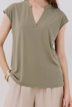 Camiseta básica com gola mao negada