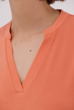 Camiseta básica com gola mao negada