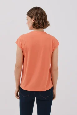 Camiseta básica com gola mao negada