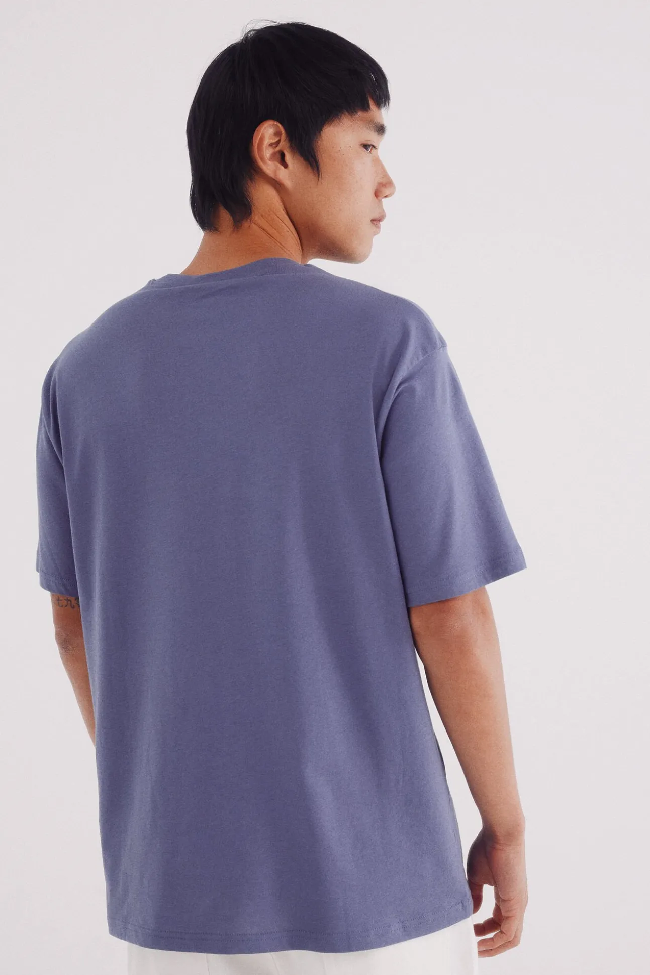 Camiseta básica com gola redonda