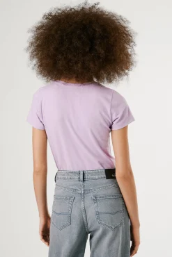 Camiseta básica de manga curta com logo frontal