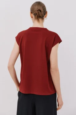 Camiseta básica sem gola mao