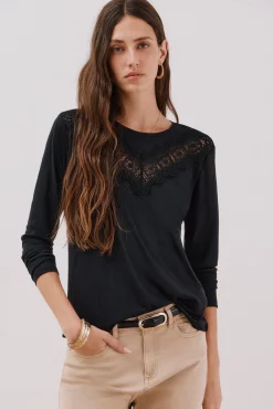 Camiseta com detalhes em renda floral