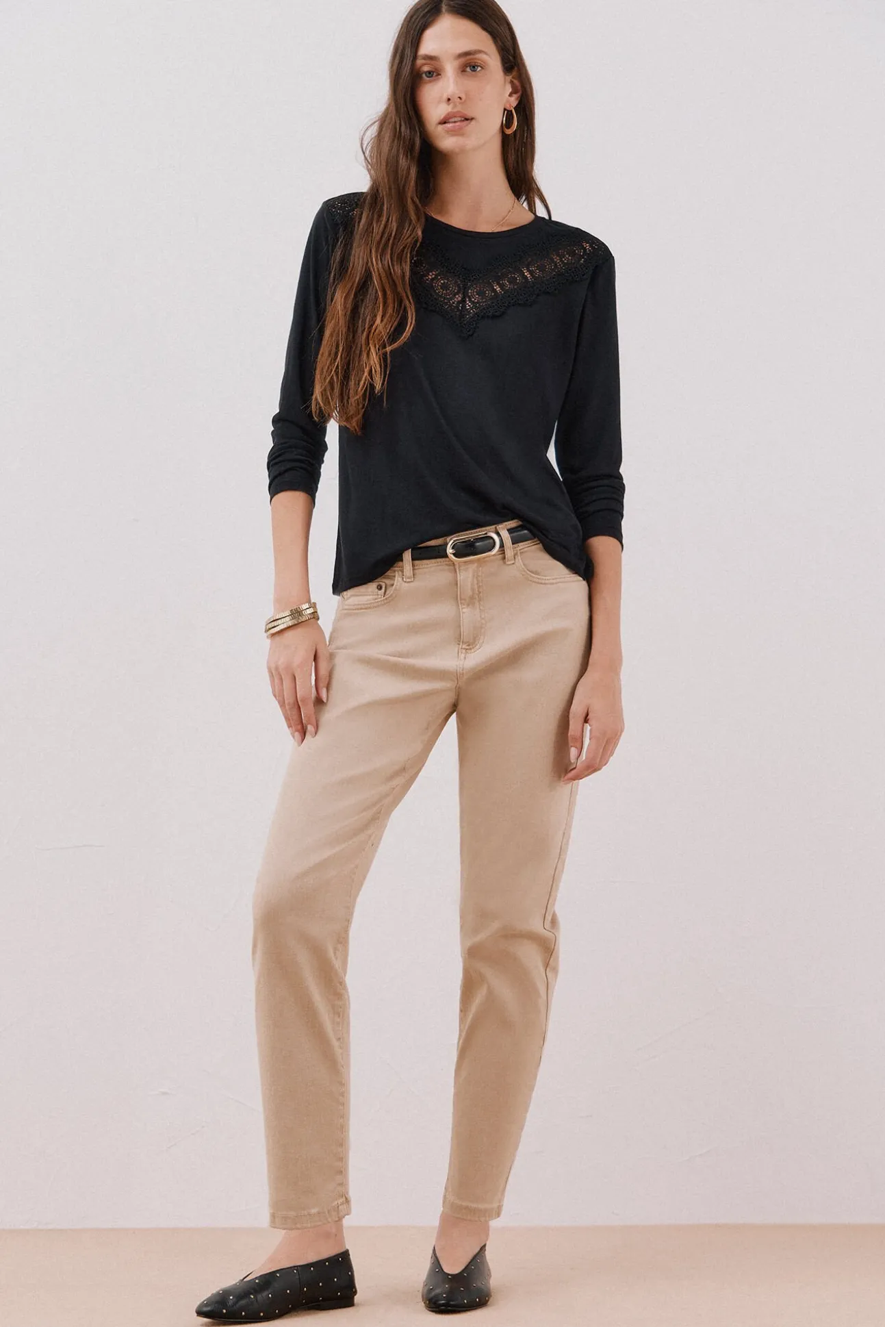 Camiseta com detalhes em renda floral