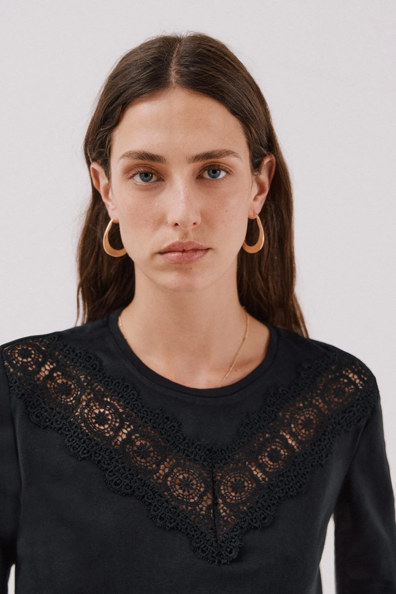 Camiseta com detalhes em renda floral