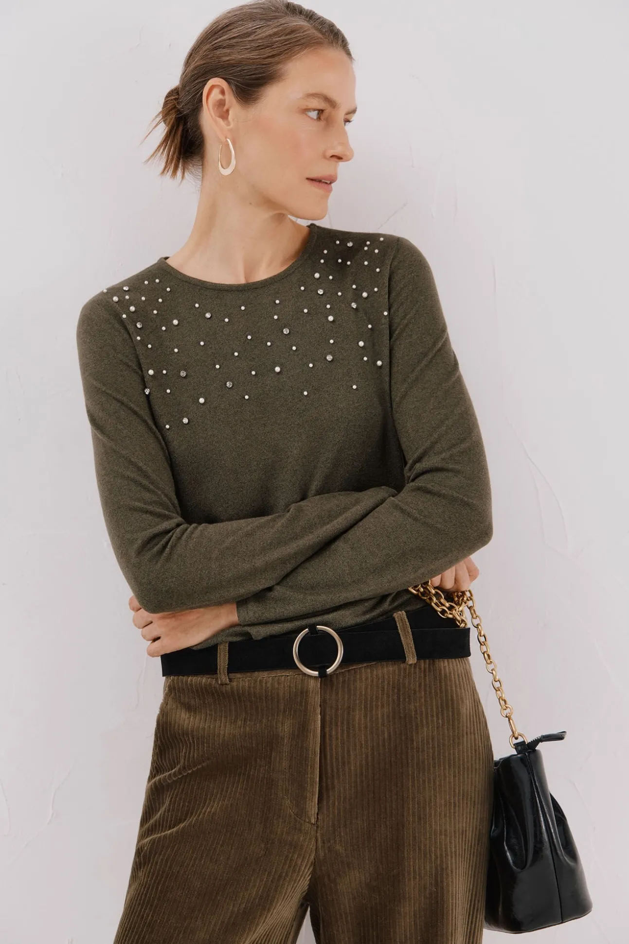 Camiseta com detalhes em pérola e strass