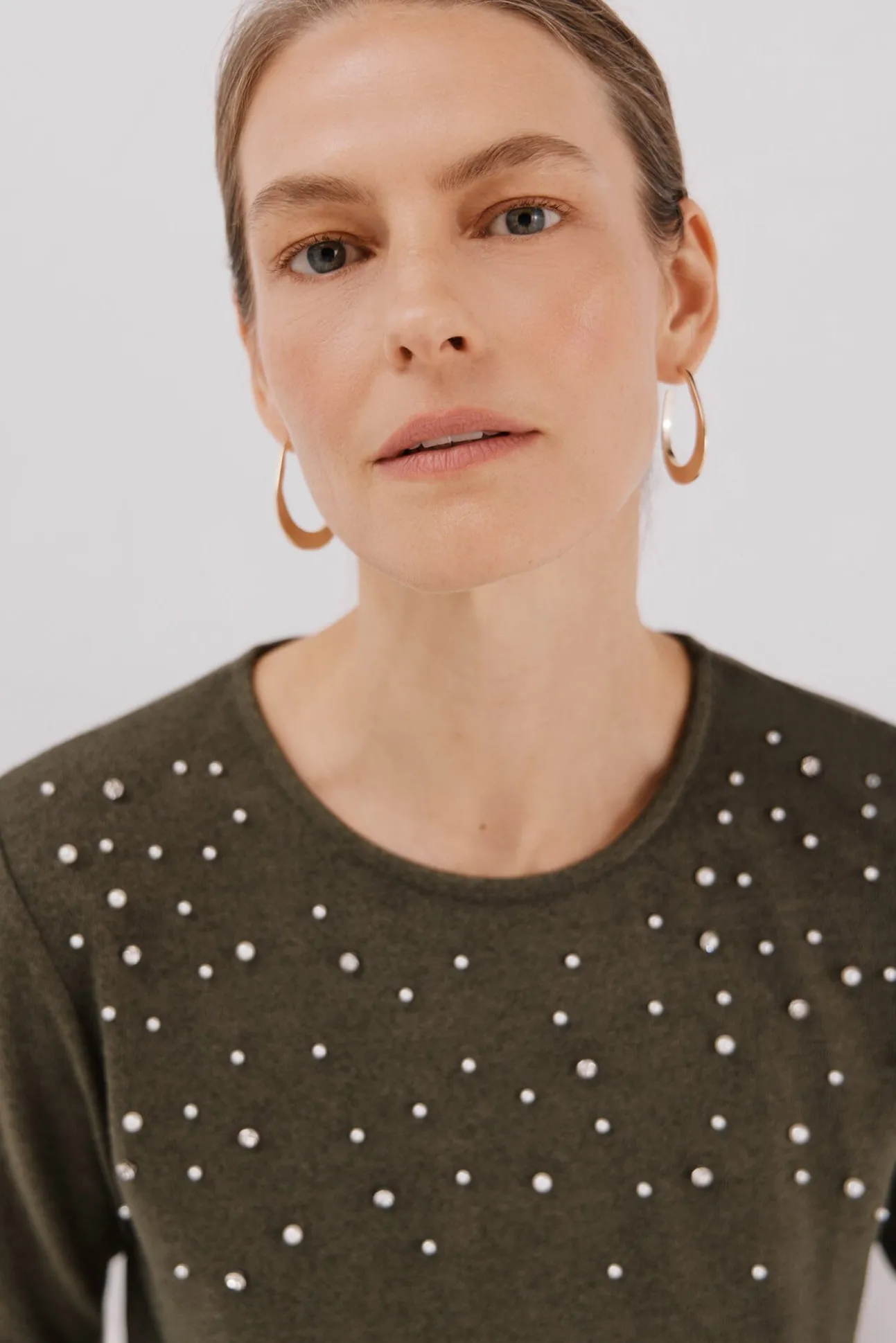 Camiseta com detalhes em pérola e strass