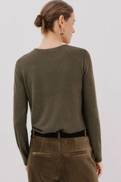 Camiseta com detalhes em pérola e strass