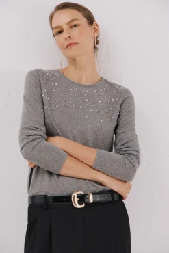 Camiseta com detalhes em pérola e strass