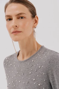 Camiseta com detalhes em pérola e strass