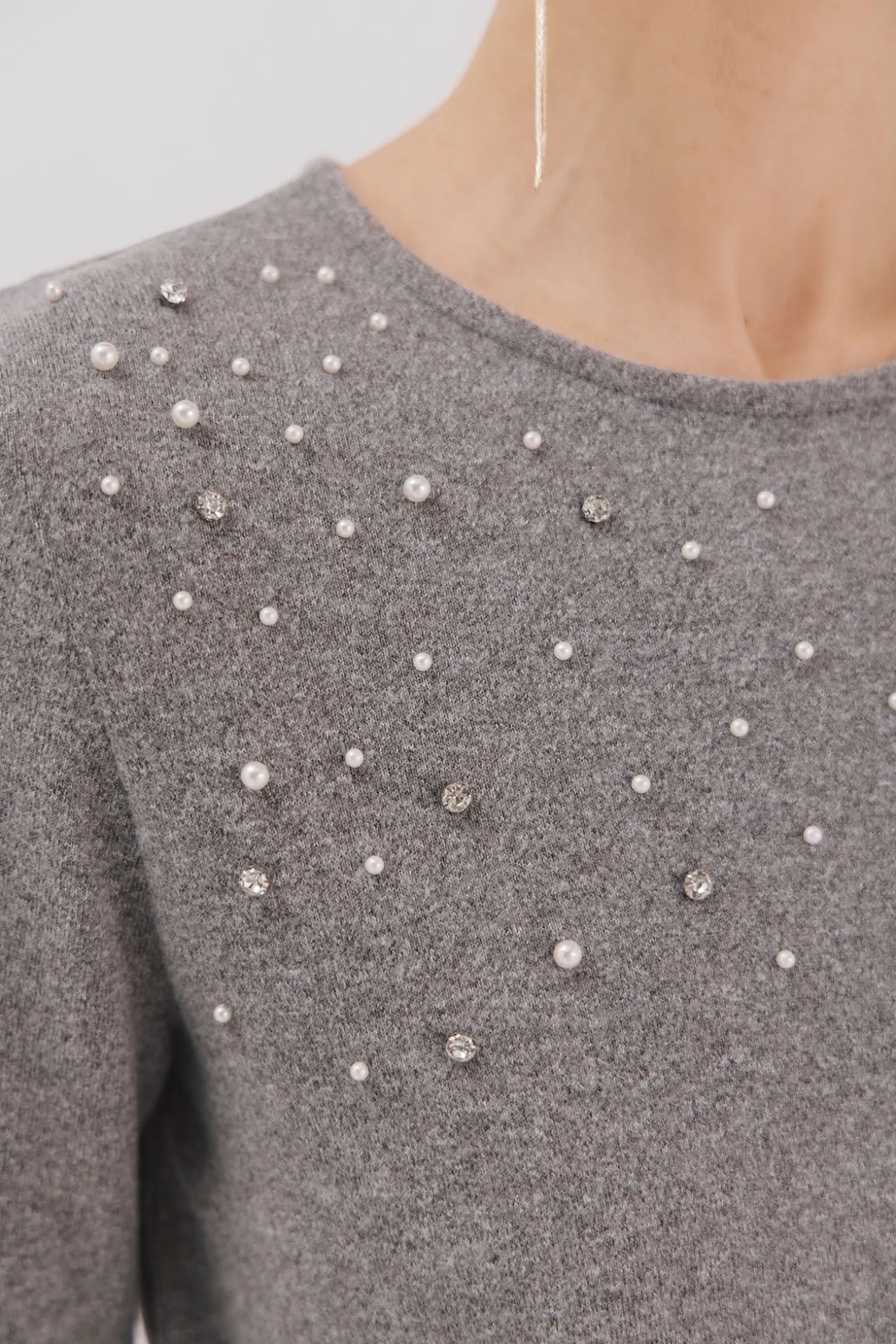 Camiseta com detalhes em pérola e strass