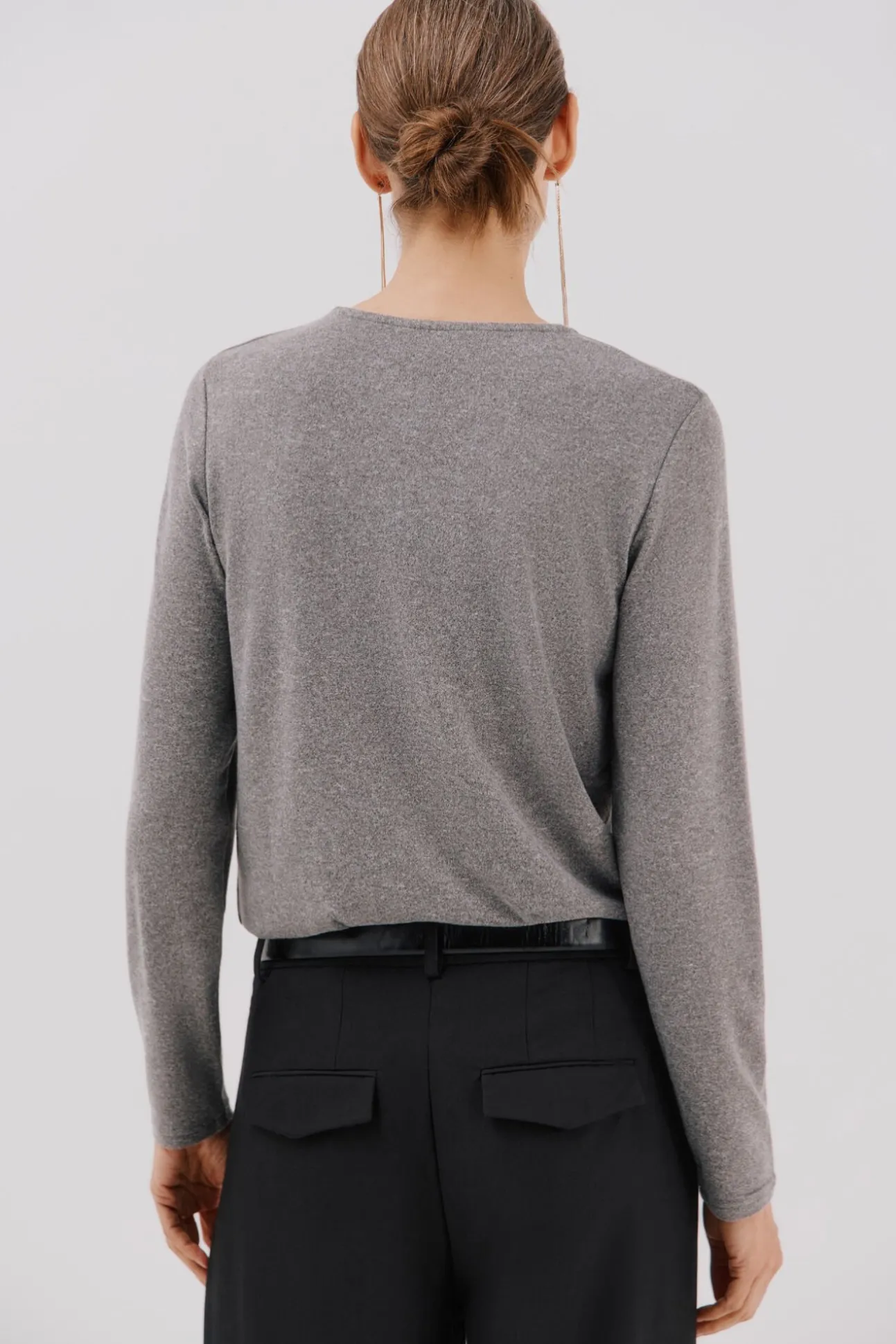 Camiseta com detalhes em pérola e strass