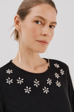 Camiseta com detalhes em strass
