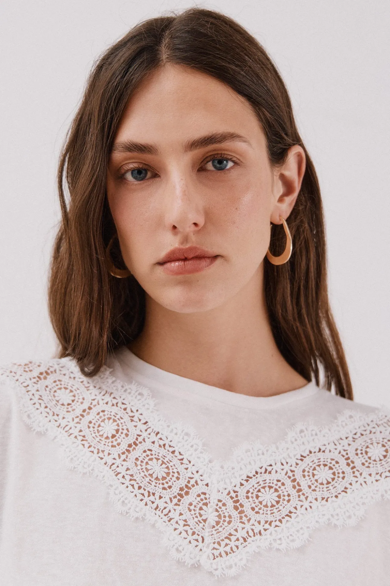 Camiseta com detalhes em renda floral