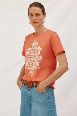 Camiseta com estampado posicional