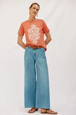 Camiseta com estampado posicional
