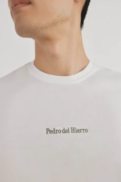Camiseta com logo posicional