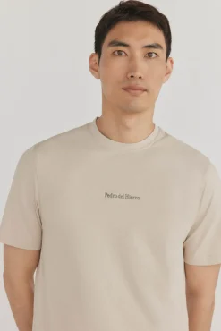 Camiseta com logo posicional