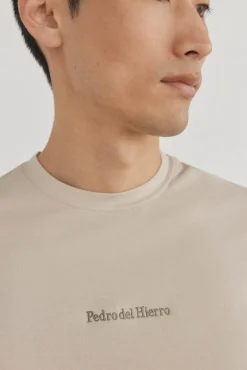 Camiseta com logo posicional