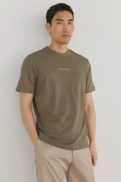 Camiseta com logo posicional