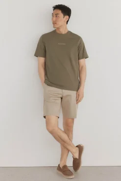 Camiseta com logo posicional