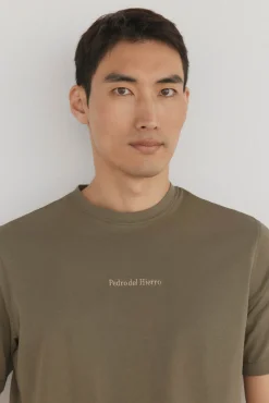 Camiseta com logo posicional
