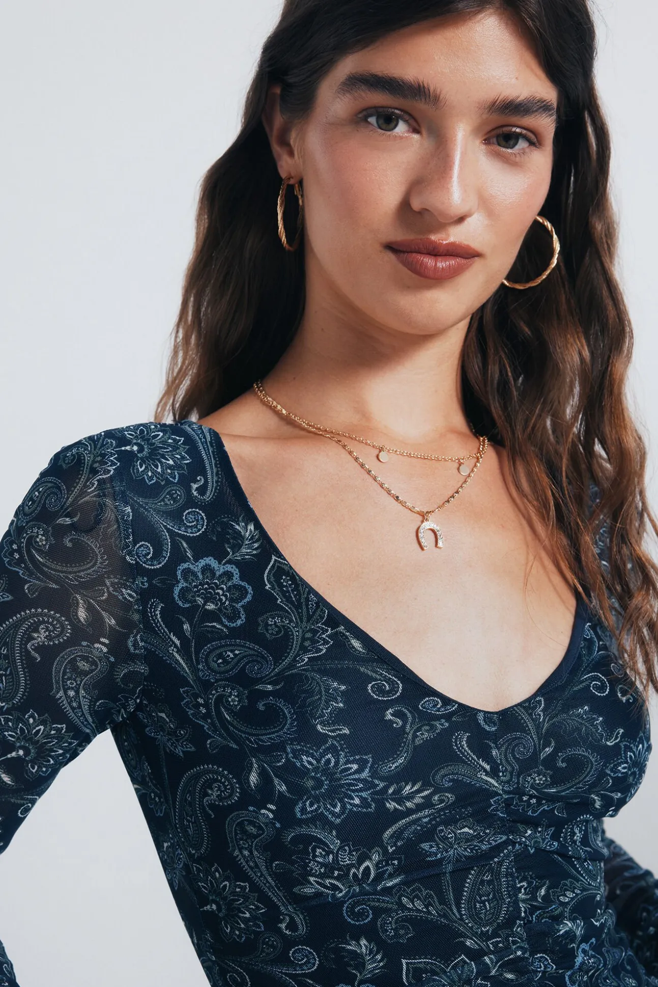 Camiseta de chiffon com decote franzido estampado