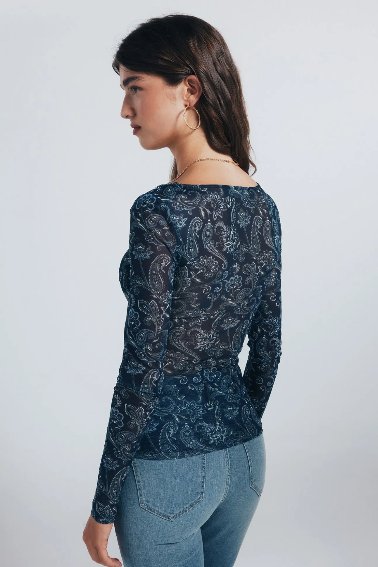 Camiseta de chiffon com decote franzido estampado
